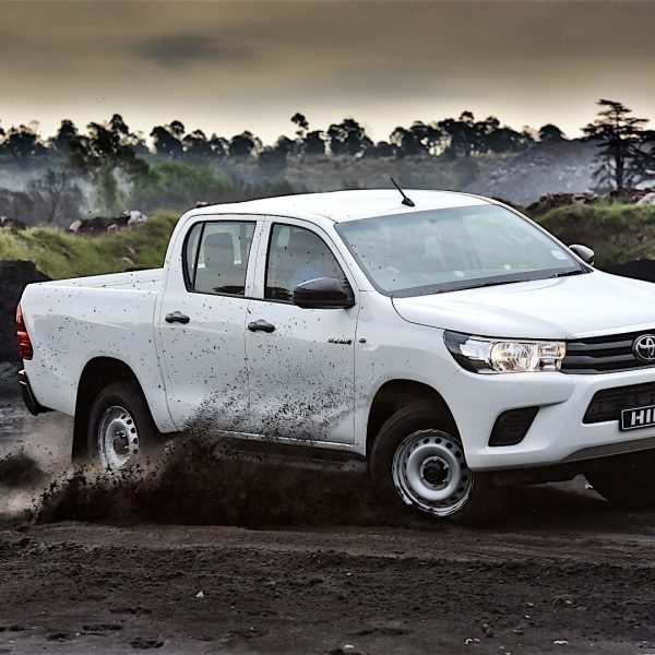 TOYOTA-Hilux-Double-Cab-5684_60-min.jpg