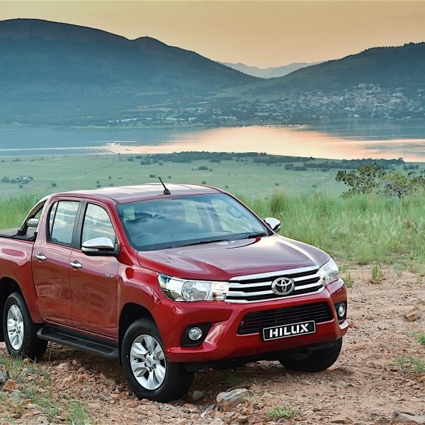 TOYOTA-Hilux-Double-Cab-5684_98-min.jpg